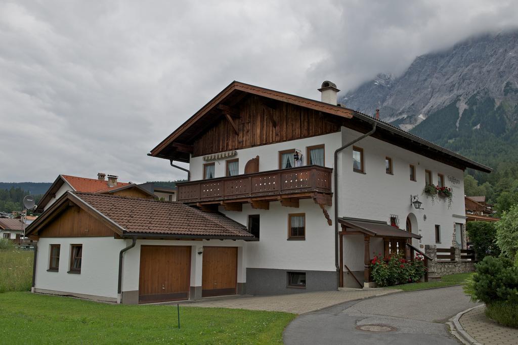 Holzschnitzers Appartements Ehrwald Kültér fotó