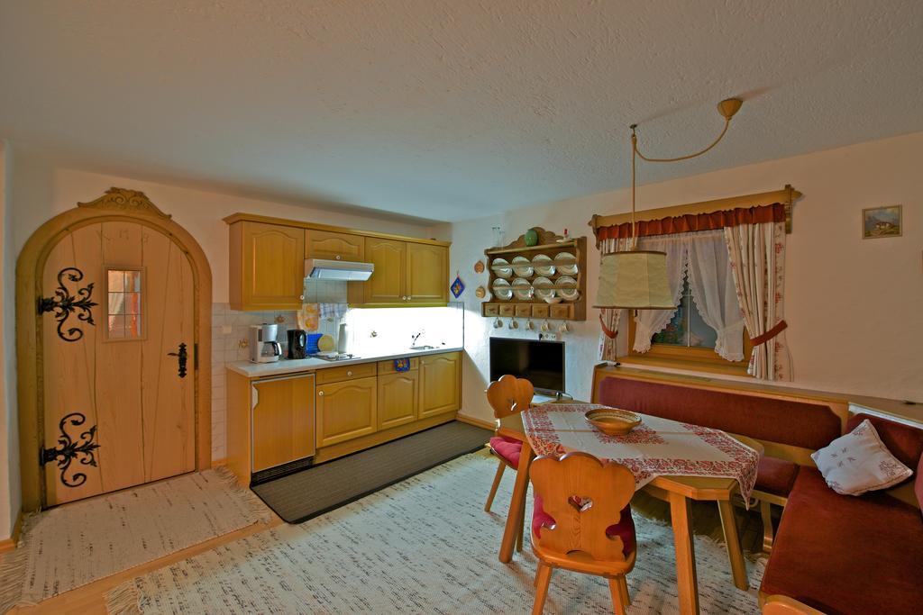 Holzschnitzers Appartements Ehrwald Kültér fotó